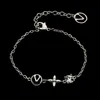 Nieuw ontworpen titanium stalen sieraden V-letter gebogen vierbladige bloem enkele diamanten ketting mode oorbel armband ontwerper sieraden LV019099