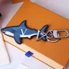 Karikatür Anahtarlık Lüks Designer Moda Keychain Şerit Key Keyifler Mavi Mavi Gerçek Deri Köpekbalığı Mektubu Baskılı Erkek Kadınlar Key O2447