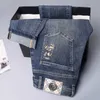 Mäns jeansdesigner 2023 Ny för ljus lyxkoreansk utgåva tjocka elastiska fötter smala fit ungdomsbyxor 6 mms