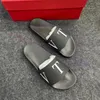 Top Quality Novas Sandálias de Borracha Preta Slides Couro Genuíno Itália Designer Mulheres Moda Masculina Letra de Luxo Studded Flat Bottoms Chinelos Conforto Flip Flops