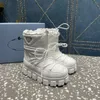 Nylon Gabardine Apres Ski Boots Black White Brown Puff Boot 1U007N övre med dragsko av borttagbar vadderad högfoder emaljerad metall triangelstövlar