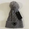 Designer kvinnor vinter mössor hattar utomhus motorhuven med riktig tvättbjörn päls pompoms varm tjej cap snapback kvinna pompon skalle mössor beanie hatt