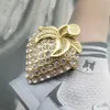 Kobiety designerskie broszki truskawkowe szpilki diamentowe g broszka kryształowe metalowe broszki kombinezonowe pin biżuterii mody A2329