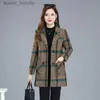 Mezclas de lana para hombres Abrigo de otoño e invierno Abrigo de lana de lana para mujer 2023 Madres de mediana edad usan gabardina de algodón Mujer Plaid Outwear Mujer L230919