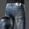 Mäns jeansdesigner 2023 Ny för ljus lyxkoreansk utgåva tjocka elastiska fötter smala fit ungdomsbyxor 6 mms