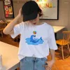 レディースブラウスシャツ女性用Tシャツ女性用Tシャツかわいい漫画クジラプリントレディース夏の短剣のグラフィックラウンドネックTシャツ服l230919