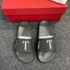 Modedesigner skor kvinnors män casual skor par inomhus fritid populära sandaler glider besatta tofflor metall spänne prägling inomhus platt flip flops