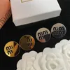 Senhoras de luxo brincos círculo brilhante temperamento brinco moda prateado ouro amarelo carta oco para fora design s925 prata agulha orelha studs