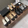 Designer klänningskor mode casual dams klassiska autentiska loafers kalvskinn vita svarta vinter damer läder loafers