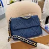 Chanei 25cm Классическая джамбо -дизайнерская сумка Women Deep Blue Denim Cowboy Tote Сумки серебряная металлическая ручка аппаратная многоцветная цепь Diamond Qui