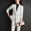 女子2ピースパンツ高品質のシニアセンスホワイトスーツジャケット春と秋のファッション気質職業パールボタンワーク