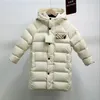 Kinder Winter Lange Designerkleidung Kinder Daunen Kapuze Stickerei Warmer Parka Mantel Gesicht Puffer Brief Drucken Outwear Druck 2XLOQ