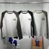 Nebbia Essentials T-shirt manica lunga allentata casual con lettera piccola raglan a contrasto girocollo Topz71o