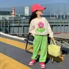 Zestawy odzieży Koreańskie ubrania dla dzieci wiosna i jesienne zestawy dla dzieci 3D Kwiatowe Sweterpants dla dziewcząt Piękne ubrania dla dzieci 230918