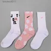 Chaussettes pour hommes Chaussettes pour hommes chaussettes de créateurs techniques chaussettes de sport à tube haut en polaire technique trois paires de chaussettes pour femmes Chaussettes de couple respirantes et absorbant la transpiration NK print L230919