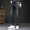 Mäns jeans män denim byxor smala passade stretch tryckta bokstäver hip hop streetwear kpop mode byxor hög kvalitet