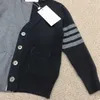 Modische Strickjacke für Kinder, Kontrastnaht-Design, Pullover mit V-Ausschnitt für Kinder, Größe 100–150 cm, gestrickte Jacke für Mädchen, Jungen, 15. September