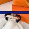 Bracciale rigido in pelle di design di lusso per uomo placcato oro 18 carati Design della moda popolare timbro in rilievo lettere di marca accessorio stile semplice base versatile Y23327