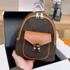 Mochila de couro genuíno moda marrom letras completas flores sacos de viagem para mulheres dos homens designer luxo vintage retalhos sacos escolares