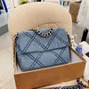 Chanei 25cm Классическая джамбо -дизайнерская сумка Women Deep Blue Denim Cowboy Tote Сумки серебряная металлическая ручка аппаратная многоцветная цепь Diamond Qui