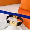 Bracciale rigido in pelle di design di lusso per uomo placcato oro 18 carati Design della moda popolare timbro in rilievo lettere di marca accessorio stile semplice base versatile Y23327