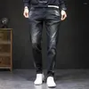 Mäns jeans män denim byxor smala passade stretch tryckta bokstäver hip hop streetwear kpop mode byxor hög kvalitet