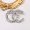 Mulheres designer marca carta broches banhado a ouro incrustação cristal strass jóias broche charme pérola pino casar presente festa de casamento