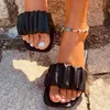 Chinelos plissados design mulheres fundo plano antiderrapante ao ar livre praia mulher sandálias confortáveis cor sólida slides verão novos sapatos 230919