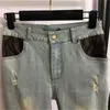 Damenjeans, alte Blumen, Leder, Taschendekoration, hellblau, verwaschen, modische Lochkollokation, Röhrenjeans, Mädchen, Straße, Hip-Hop-Hosen, Designer-Kleidung für Damen