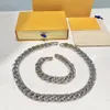 Europe amérique hommes couleur argent métal gravé V initiales fleur chaîne liens collier Bracelet bijoux Sets1981