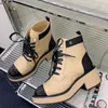 2023-designer damskie buty kostki z niskim łańcuchem obcasów Sheepskin Quild Tekstura koronkowa Chelsea Rycerz Western Motorcycle Booties Outdoor Casual Buty