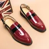 SURES Buty Men Sandals Red Patent skórzane mokasyny Białe spiczaste palence klamry biznesowi z rozmiarem 38-45