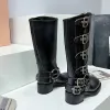 Miu-Schuhe, hohe Miui-Stiefel, Miu-Damenstiefel, Designer-Schuhe, brauner Leder-Bikerstiefel im Y2K-Stil, runde Zehenpartie, klobiger Absatz, Martin-Stiefel, Gürtelschnalle, Trim Shoes