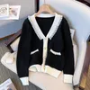 Kvinnors stickor 2023 Autumn Winter Korean Style V-ringning Patchwork Ruffled Pearl Single Breasted Sticked Cardigan for Women Elegant Top