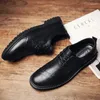 Scarpe eleganti Primavera In pelle nera Abbigliamento formale da lavoro da uomo Abito da uomo a punta con fondo britannico morbido e casual
