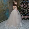 Söt 2020 Flower Girl Dresses For Weddings Ball Gown Cap Hyls Tulle spetskristaller Långt första nattvardsklänningar Little Girl190s