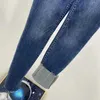 女子ジーンズデザイナーヒップリフティングレディースのジャンのタイトフィッティングヨーロッパの秋と冬の青いスリムな弾力性のある小さなフットペンシルパンツトレンドAWRP