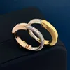 Anel de bloqueio de casal com anel de designer oval em forma de U em ouro rosa meio diamante em dois tons para mulheres