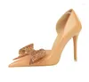 Robe Chaussures Banquet Rouge Talons Hauts Mariage Pour Femmes Stiletto Pointu Côté Creux Strass Bow Pompes