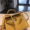 Un bolso de lujo Kaily 2023 Nueva segunda generación de piel de vaca de cocodrilo amarillo Mini moda para mujer Bandolera de un hombro Edición coreana MCL2