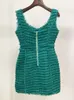 913 XL 2023 فساتين المدرج الربيع الخريف العلامة التجارية نفس النمط الفستان الأخضر أبيض بلا أكمام.