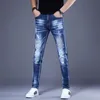 Jeans voor heren Hoge kwaliteit stretch-denimbroek Schedelborduurwerk Lichte luxe blauwe jeans Gescheurde, bekraste slim-fit jeansbroek; 230920