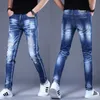 Мужские джинсы, высококачественные эластичные джинсовые брюки с вышивкой черепа, светлые роскошные синие джинсы, рваные, поцарапанные, облегающие джинсовые брюки; 230920