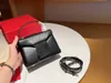 Yeni Lüks Tasarımcı Çanta Mini Crossbody Bag Tasarımcı Çanta Kadın Omuz Çantası Sıradan Debriyaj Moda Cüzdan Yemeği Çantalar Toka Kapatma