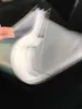 Enveloppe cadeau transparent de cellulophane en plastique avec des bonbons à cravate