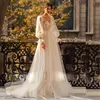 Abiti da sposa in tulle scintillante spruzzato oro con maniche lunghe a forma di vescovo Abito da sposa con corpetto in pizzo illusione per la sposa Abito da sposa con bottoni Donna