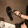 Hausschuhe Sommer Frauen Flache Elegent Patent Leder Clip Toe Damen Schuhe Sqaure Kopf Metall Dekoration Sapato feminino