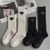 Chaussettes pour hommes Designer femmes chaussettes Triangle badge noir et blanc chaussettes hautes chaussettes de veau chaussettes de genou de mode Top qualité L230919