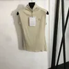 로고 브로치 슬림 조끼 여성 패션 하이 넥 탱크 탑 단순한 스타일 니트 조끼 패션 소프트 니트웨어