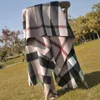 مصمم الوشاح الجديد Sciarpa Designer وشاح للنساء مصممي وشاح شال المصمم مشارب Plaid Cashmere Classic Cashmere سميكة ودافئة في الخريف والشتاء